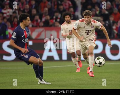 München, Deutschland. November 2024. Thomas Mueller (R) von Bayern München durchbricht während des Ligaspielspiels zwischen Bayern München und Paris Saint-Germain bei der UEFA Champions League in München am 26. November 2024. Quelle: Philippe Ruiz/Xinhua/Alamy Live News Stockfoto