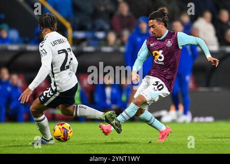 Luca Koleosho aus Burnley übergibt den Ball während des Sky Bet Championship Matches Burnley vs Coventry City in Turf Moor, Burnley, Großbritannien, 26. November 2024 (Foto: Craig Thomas/News Images) in, am 27. November 2024. (Foto: Craig Thomas/News Images/SIPA USA) Credit: SIPA USA/Alamy Live News Stockfoto