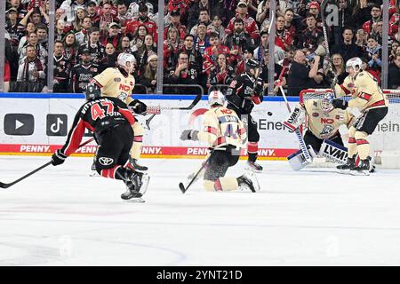 Eishockey DEL - 24/25 - 20. Spieltag: Kölner Haie vs Nürnberg Ice Tigers am 26.11.2024 in der LANXESS Arena in Köln Foto: Osnapix Stockfoto