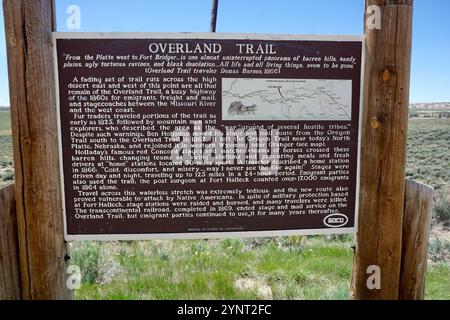 Historischer Meilenstein für den Overland Trail, eine Postkutschenroute von Wells Fargo aus den 1860er Jahren und einen Emigration Highway für Siedler, die durch Wyoming nach Westen ziehen. Stockfoto