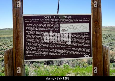 Historischer Meilenstein für den Overland Trail, eine Postkutschenroute von Wells Fargo aus den 1860er Jahren und einen Emigration Highway für Siedler, die durch Wyoming nach Westen ziehen. Stockfoto