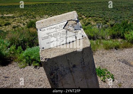 Historischer Meilenstein für den Overland Trail, eine Postkutschenroute von Wells Fargo aus den 1860er Jahren und einen Emigration Highway für Siedler, die durch Wyoming nach Westen ziehen. Stockfoto