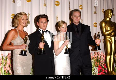 HOLLYWOOD, CA: (L-R) Charlize Theron mit ihrem Oscar® für die beste Schauspielerin in Einer Hauptrolle für ihre Darstellung des Serienmörders Aileen in 'Monster', Sean Penn mit seinem Oscar® für den besten Schauspieler in Einer Hauptrolle für seine Darstellung des Gangsters Jimmy Markum in 'Mystic River', Renée Zellweger mit ihrem Oscar® für die beste Schauspielerin in Einer Nebenrolle für ihre Darstellung von Ruby Thewes in 'Cold Mountain', und Tim Robbins mit seinem Oscar® für den besten Schauspieler in Einer Nebenrolle für seine Darstellung von Dave Boyle in „Mystic River“ auf der Bühne im Presseraum der 76. Annual Academy Awards® im Kodak Theatre in Hollywood Stockfoto