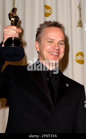 HOLLYWOOD, KALIFORNIEN: Tim Robbins mit seinem Oscar® für den besten Schauspieler in Einer Nebenrolle für seine Darstellung von Dave Boyle in Mystic River auf der Bühne im Press Room bei den 76. Annual Academy Awards® im Kodak Theatre in Hollywood, Kalifornien am 29. Februar 2004. © Lee Roth / Roth Stock Celebrity Archives Stockfoto