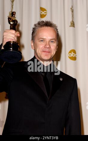 HOLLYWOOD, KALIFORNIEN: Tim Robbins mit seinem Oscar® für den besten Schauspieler in Einer Nebenrolle für seine Darstellung von Dave Boyle in Mystic River auf der Bühne im Press Room bei den 76. Annual Academy Awards® im Kodak Theatre in Hollywood, Kalifornien am 29. Februar 2004. © Lee Roth / Roth Stock Celebrity Archives Stockfoto