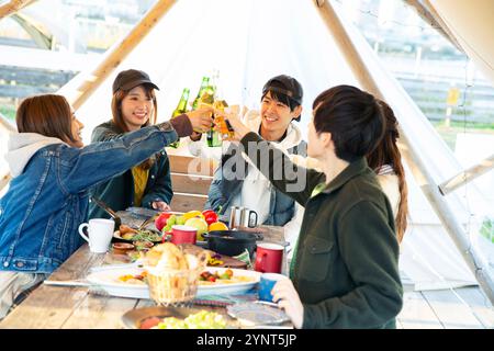 Mann und Frau in ihren 20ern, die einen Toast über das Essen machen Stockfoto