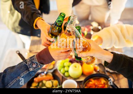 Mann und Frau, die einen Toast mit Flaschenbier in der Hand machen Stockfoto