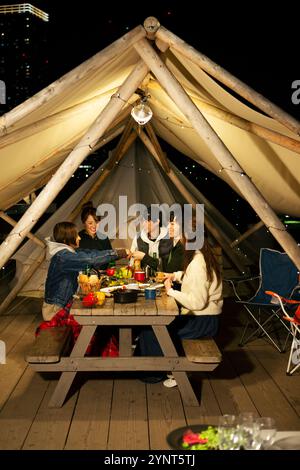 Mann und Frau in ihren 20ern, die draußen essen Stockfoto