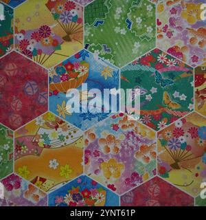 Traditionelle japanische Muster auf farbenfrohem Hintergrund (geometrisches Blumenmotiv). blumenmuster auf den mehrfarbigen Sechseckhintergründen Stockfoto