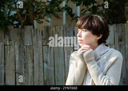 Eine Frau in den 20ern wärmt ihre beißenden Hände Stockfoto