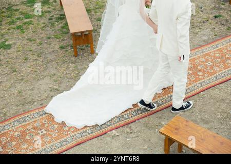 Rückansicht der Braut und des Bräutigams, die den Gang hinuntergingen Stockfoto