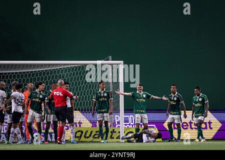 Sao Paulo, Brasilien. November 2024. Igor Jesus von Botafogo auf dem Boden, nachdem er von Marcos Rocha von Palmeiras berührt wurde, der dann vom Schiedsrichter Wilton Pereira Sampaio während eines Spiels zwischen Palmeiras und Botafogo im Rahmen des Brasileirao 2024 im Allianz Parque am 26. November 2024 in Sao Paulo, Brasilien, eine rote Karte erhält. (Marco Galvao/SPP) Credit: SPP Sport Press Photo. /Alamy Live News Stockfoto