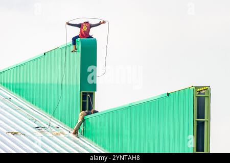 SAMUT PRAKAN, THAILAND, 26. Oktober 2024, Arbeiter arbeiten auf dem Dach der Halle Stockfoto