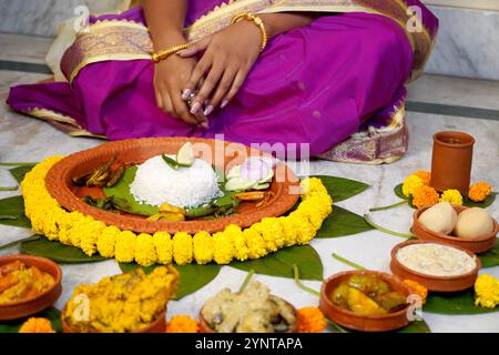 Braut nimmt Aiburobhat von ihrer Familie mit verschiedenen Arten von leckeren bengalischen Speisen vor der Heirat Stockfoto