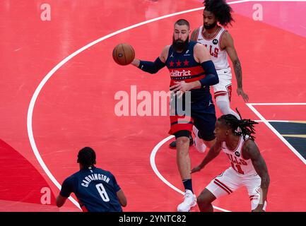 Washington, USA. November 2024. WASHINGTON, DC - 26. NOVEMBER: Washington Wizards Center Jonas Valanciunas (17) bereit für einen Pass während eines NBA-Spiels zwischen den Washington Wizards und den Chicago Bulls am 26. November 2024 in der Capital One Arena in Washington, DC. (Foto: Tony Quinn/SipaUSA) Credit: SIPA USA/Alamy Live News Stockfoto