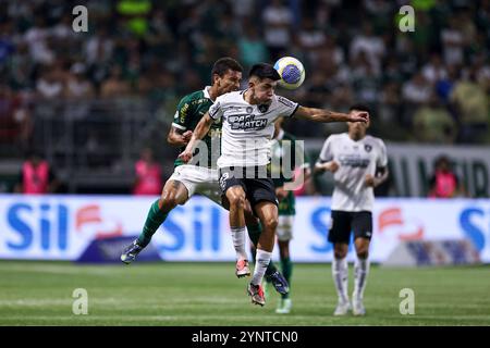 Sao Paulo, Brasilien. November 2024. Marcos Rocha aus Palmeiras und Thiago Almada aus Botafogo kämpfen um den Ball während eines Spiels zwischen Palmeiras und Botafogo im Rahmen der Brasileirao 2024 im Allianz Parque am 26. November 2024 in Sao Paulo, Brasilien. (Marco Galvao/SPP) Credit: SPP Sport Press Photo. /Alamy Live News Stockfoto