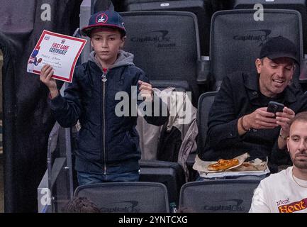 Washington, USA. November 2024. WASHINGTON, DC - 26. NOVEMBER: Ein junger Fan bei seinem ersten Spiel während eines NBA-Spiels zwischen den Washington Wizards und den Chicago Bulls am 26. November 2024 in der Capital One Arena in Washington, DC. (Foto: Tony Quinn/SipaUSA) Credit: SIPA USA/Alamy Live News Stockfoto