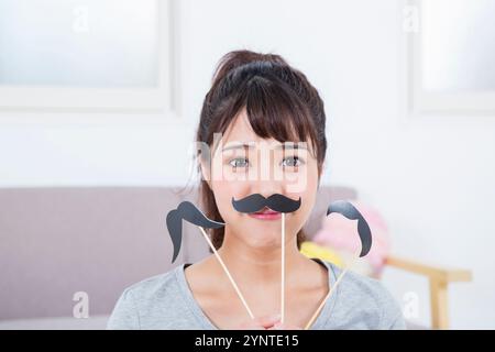 Eine Frau, die mit Papier spielt Stockfoto