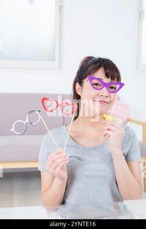 Eine Frau, die mit Papier spielt Stockfoto