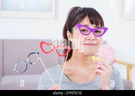 Eine Frau, die mit Papier spielt Stockfoto