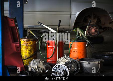 Handbetätigte Öllöffelpumpe oder handbetätigte Fettlöffelpumpe in der Autoreparaturgarage, Autoreparaturkonzept Stockfoto