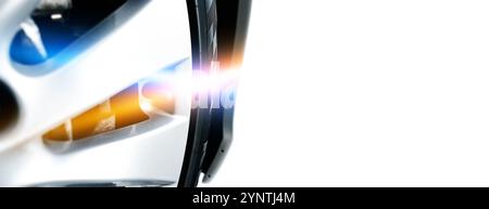Nahaufnahme des Fahrzeugrads mit Linsenreflexion, horizontales Banner mit Kopierraum für Textdekoration, Automotive Concept Stockfoto