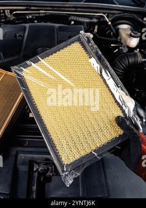 Neuer Autoluftfilter durch Automechaniker ersetzt, Autowartungskonzept Stockfoto