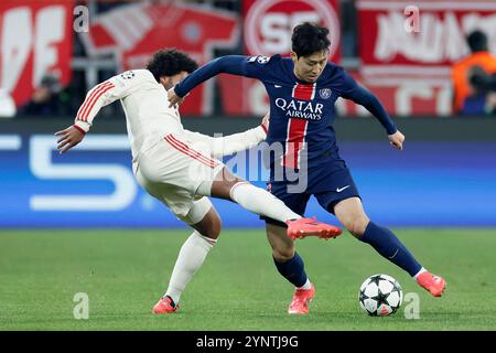 Muenchen, Ger. November 2024. Bild v.l.: Serge Gnabry (FC Bayern München, 7) und Kang-in Lee (FC Paris Saint-Germain, 19), 26.11.2024, Fussball, UEFA Champions League, Bayern München - Paris St. Germain, GER, München, Allianz Arena, DFL-VORSCHRIFTEN VERBIETEN DIE VERWENDUNG VON FOTOGRAFIEN ALS BILDSEQUENZEN UND/ODER QUASI-VIDEO. Quelle: HMB Media/Alamy Live News Stockfoto