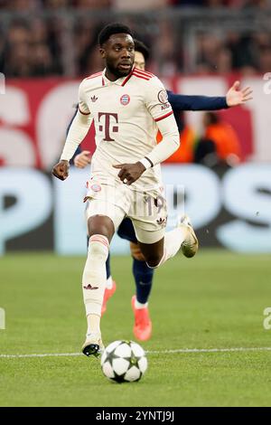 Muenchen, Ger. November 2024. Bild v.l.: Alphonso Davies (FC Bayern München, 19), 26.11.2024, Fußball, UEFA Champions League, Bayern München - Paris St. Germain, GER, München, Allianz Arena, DFL-VORSCHRIFTEN VERBIETEN DIE VERWENDUNG VON FOTOGRAFIEN ALS BILDSEQUENZEN UND/ODER QUASI-VIDEO. Quelle: HMB Media/Alamy Live News Stockfoto