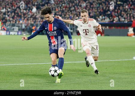 Muenchen, Ger. November 2024. Bild v.l.: Vitinha (FC Paris Saint-Germain, 17) und Joshua Kimmich (FC Bayern München, 6), 26.11.2024, Fussball, UEFA Champions League, Bayern München - Paris St. Germain, GER, München, Allianz Arena, DFL-VORSCHRIFTEN VERBIETEN DIE VERWENDUNG VON FOTOGRAFIEN ALS BILDSEQUENZEN UND/ODER QUASI-VIDEO. Quelle: HMB Media/Alamy Live News Stockfoto