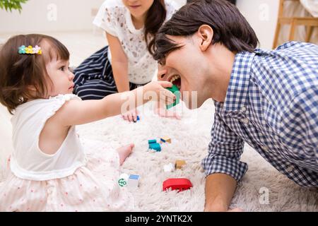 Familie spielt mit Holzklötzen Stockfoto