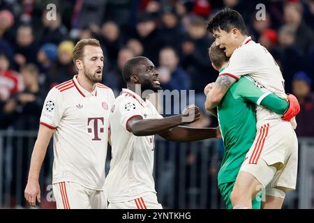 Muenchen, Ger. November 2024. Bild v.l.: Harry Kane (FC Bayern München, 9), Dayot Upamecano (FC Bayern München, 2), Keeper, Torwart Manuel neuer (FC Bayern München, 1) und Mann des Spiels Min-jae Kim (FC Bayern München, 3), Jubel nach dem Sieg gegen Paris, jubelnd, jubelt, jubelt, jubelt, jubeln, jubeln, jubeln, jubeln, jubeln, Emotionen, 26.11.2024, Fussball, UEFA Champions League, Bayern München - Paris St. Germain, GER, München, Allianz Arena, DFL VORSCHRIFTEN VERBIETEN DIE VERWENDUNG VON FOTOS ALS BILDSEQUENZEN UND/ODER QUASI-VIDEO. Quelle: HMB Media/Alamy Live News Stockfoto