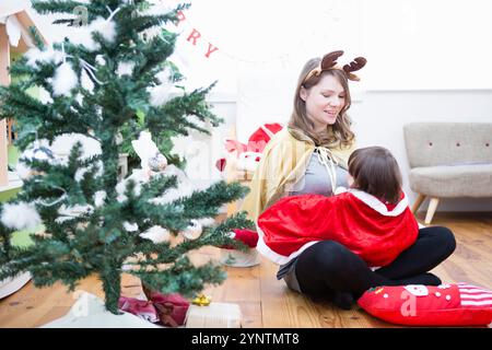 Eltern und Kind im Weihnachtskostüm Stockfoto