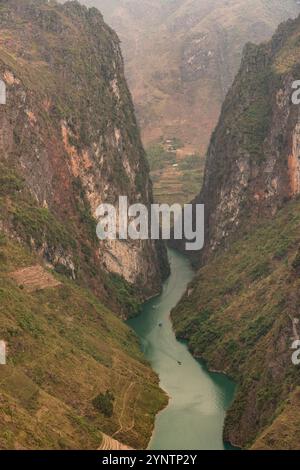 Dieses fesselnde Foto zeigt die dramatische Landschaft der Tu San Gorge in Ha Giang, Vietnam, mit dem sich der Fluss Nho Que durch die schlängelt Stockfoto