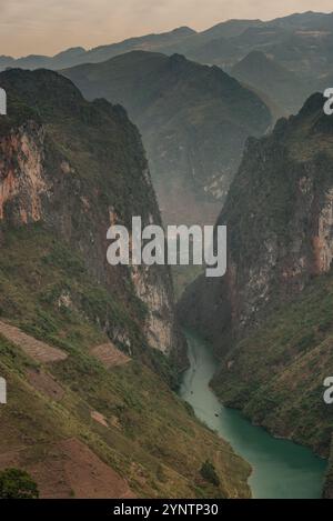 Dieses fesselnde Foto zeigt die dramatische Landschaft der Tu San Gorge in Ha Giang, Vietnam, mit dem sich der Fluss Nho Que durch die schlängelt Stockfoto
