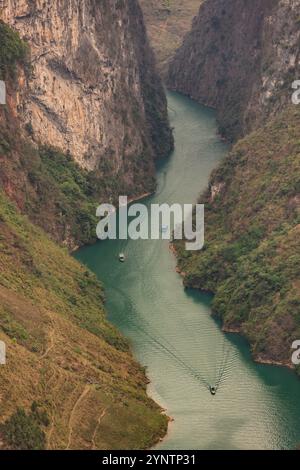 Dieses fesselnde Foto zeigt die dramatische Landschaft der Tu San Gorge in Ha Giang, Vietnam, mit dem sich der Fluss Nho Que durch die schlängelt Stockfoto