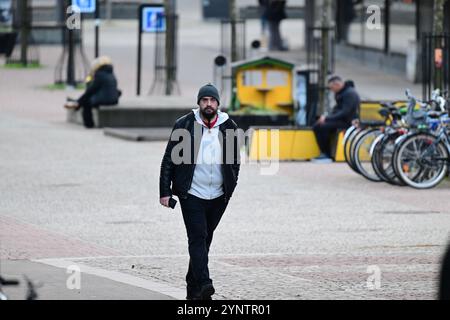 Hässleholm, Skåne, Schweden. November 2024. Mann auf der Straße. Stockfoto