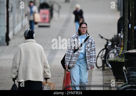 Hässleholm, Skåne, Schweden. November 2024. Frau auf der Straße. Stockfoto