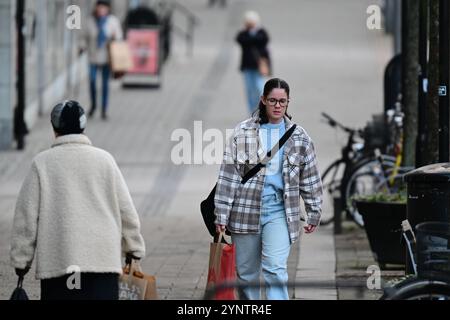 Hässleholm, Skåne, Schweden. November 2024. Frau auf der Straße. Stockfoto