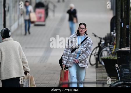 Hässleholm, Skåne, Schweden. November 2024. Frau auf der Straße. Stockfoto