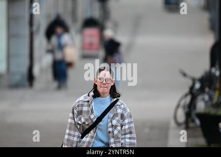 Hässleholm, Skåne, Schweden. November 2024. Frau auf der Straße. Stockfoto