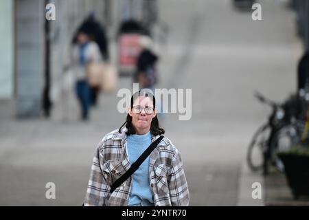 Hässleholm, Skåne, Schweden. November 2024. Frau auf der Straße. Stockfoto