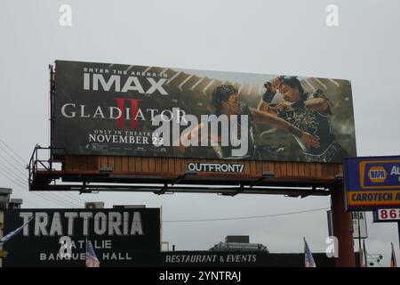 Los Angeles, Kalifornien, USA 26. November 2024 Gladiator II Reklametafel mit Paul Mescal und Pedro Pascal am 26. November 2024 in Los Angeles, Kalifornien, USA. Foto: Barry King/Alamy Stock Photo Stockfoto