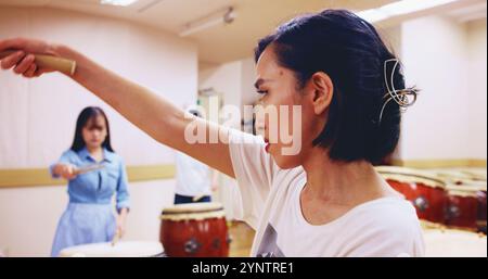 Japanische Trommeln, Lehrer oder Leute in der Praxis für Musik auf dem Instrument für Bühnenkreation, Ratschläge oder Lieder. Taiko, Frauen oder Coaching-Trommler in der Band Stockfoto