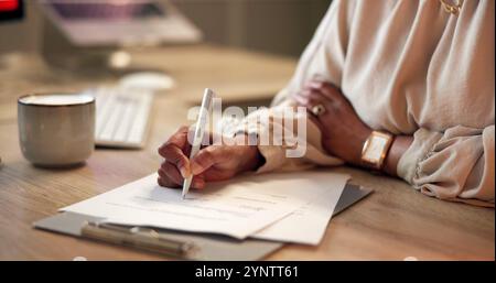 Hände, Nacht und Geschäfte mit der Frau, Schreiben und Lesen eines Vertrags für die Firmenpolitik. Rechtsdokument, Mitarbeiter oder Berater mit Unterschrift Stockfoto
