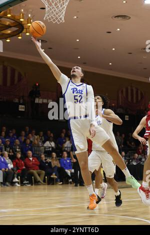 Weiße Schwefelquellen, WV, USA. November 2024. Amsal Delalic (52), der Pittsburgh Panthers Guard, schießt den Ball während des Spiels der Greenbrier Tip-Off Mountain Division zwischen den Wisconsin Badgers und den Pittsburgh Panthers im Greenbrier Resort in White Sulphur Springs, WV. Jonathan Huff/CSM/Alamy Live News Stockfoto