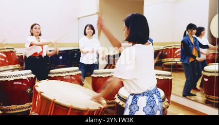 Japanische Trommeln, Lehrer oder Leute in der Klasse für Musik auf Instrument für Bühnenkreation, Hobby oder Lied. Taiko, Frauen oder Coaching von Trommlern in der Band Stockfoto