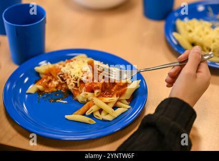 Berlin, Deutschland. November 2024. Ein Kind hat Chili con Carne auf dem Teller beim Schulessen. Quelle: Jens Kalaene/dpa/Alamy Live News Stockfoto