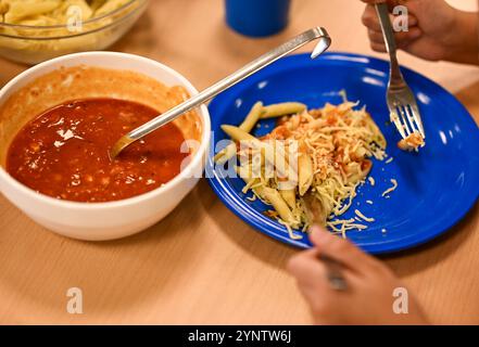 Berlin, Deutschland. November 2024. Ein Kind hat Chili con Carne auf dem Teller beim Schulessen. Quelle: Jens Kalaene/dpa/Alamy Live News Stockfoto