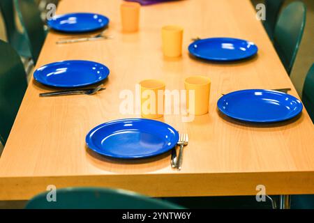Berlin, Deutschland. November 2024. Ein Tisch für das Schulessen wird vom Tischservice gedeckt. Quelle: Jens Kalaene/dpa/Alamy Live News Stockfoto